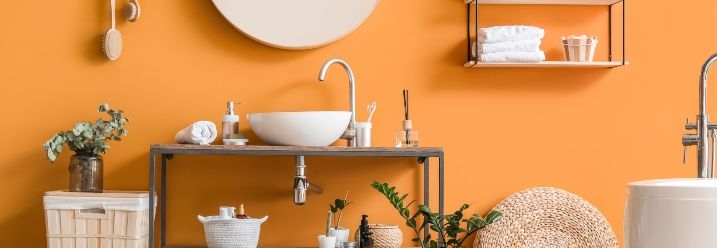 orangene Wandfarbe in einem Bad